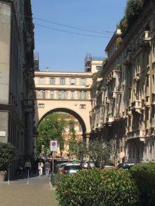 Via Salvini, esito di una lottizzazione tra il 1923 e 1926. Sullo sfondo l'arco della casa di abitazione di Piero Portaluppi